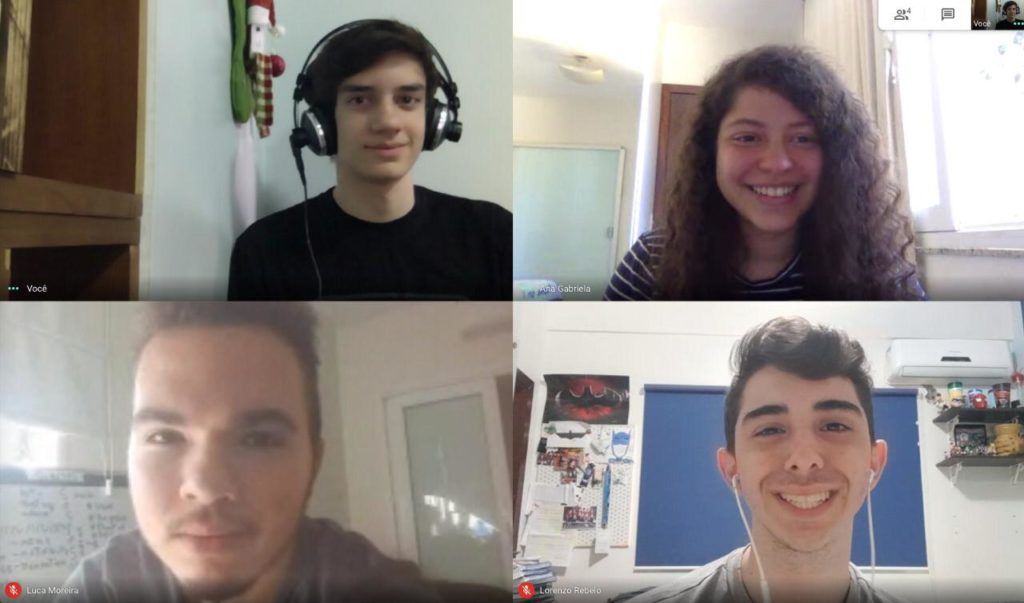 Montagem de quatro estudantes adolescentes brancos em uma vídeo-chamada.
